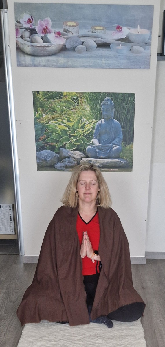 Foto sofie die yoga geeft in natuurhuis de vlier